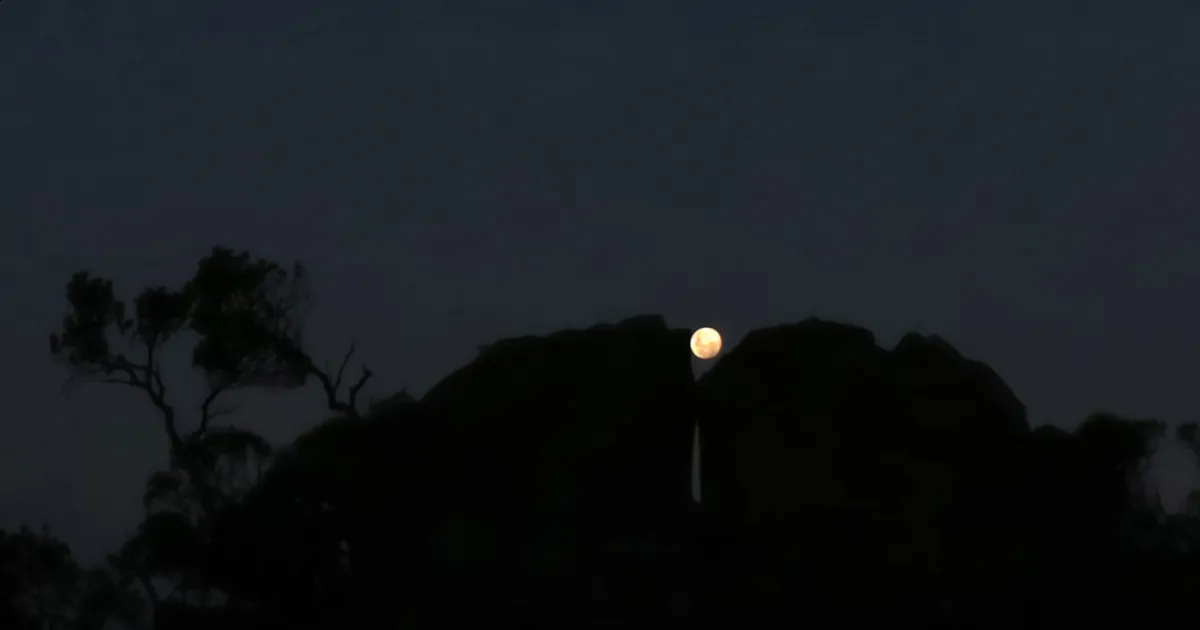 Lua nascendo sobre a Pedra do Sol, fotografada da sede do Observatório Astronômico Seichú.