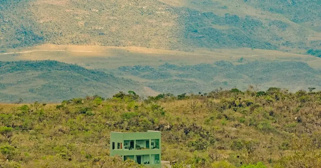 Foto da sede do Observatório Astronômico Seichú no Parque Arqueológico da Pedra do Sol.