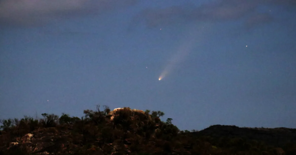 Foto do cometa C/2024 G3 (ATLAS) sobre a Pedra do Sol, registrada no Observatório Seichú.